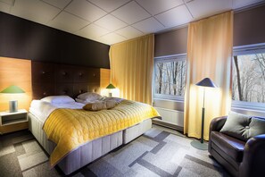 Comfort Room | 1 bedroom, minibar, desk, laptop workspace