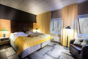 Comfort Room | Minibar, desk, laptop workspace, iron/ironing board