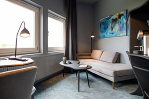 Executive Room | 1 bedroom, minibar, desk, laptop workspace