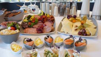 Tägliches Frühstücksbuffet (28 EUR pro Person)