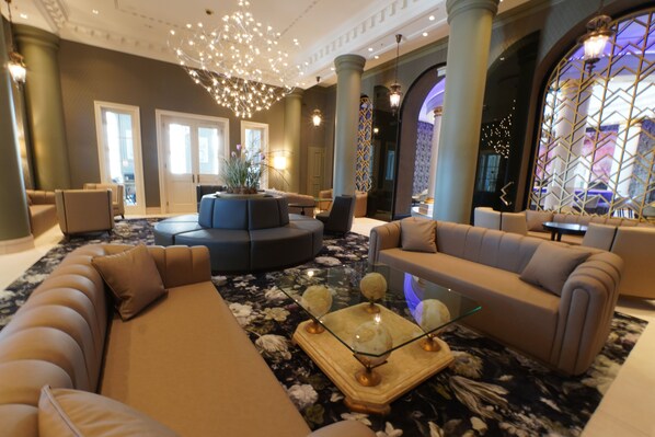 Lobby lounge