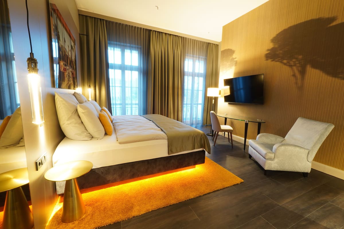 standard double room | 1 bedroom, premium bedding, in-room safe, desk