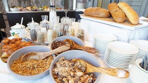 A breakfast buffet with various food items and utensils. - Lumière Boutiquehotel im Fürstenhof Leipzig (Leipzig)