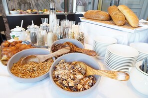 Desayuno buffet (EUR 28 por persona) 