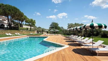 Piscina stagionale all'aperto, ombrelloni da piscina, lettini