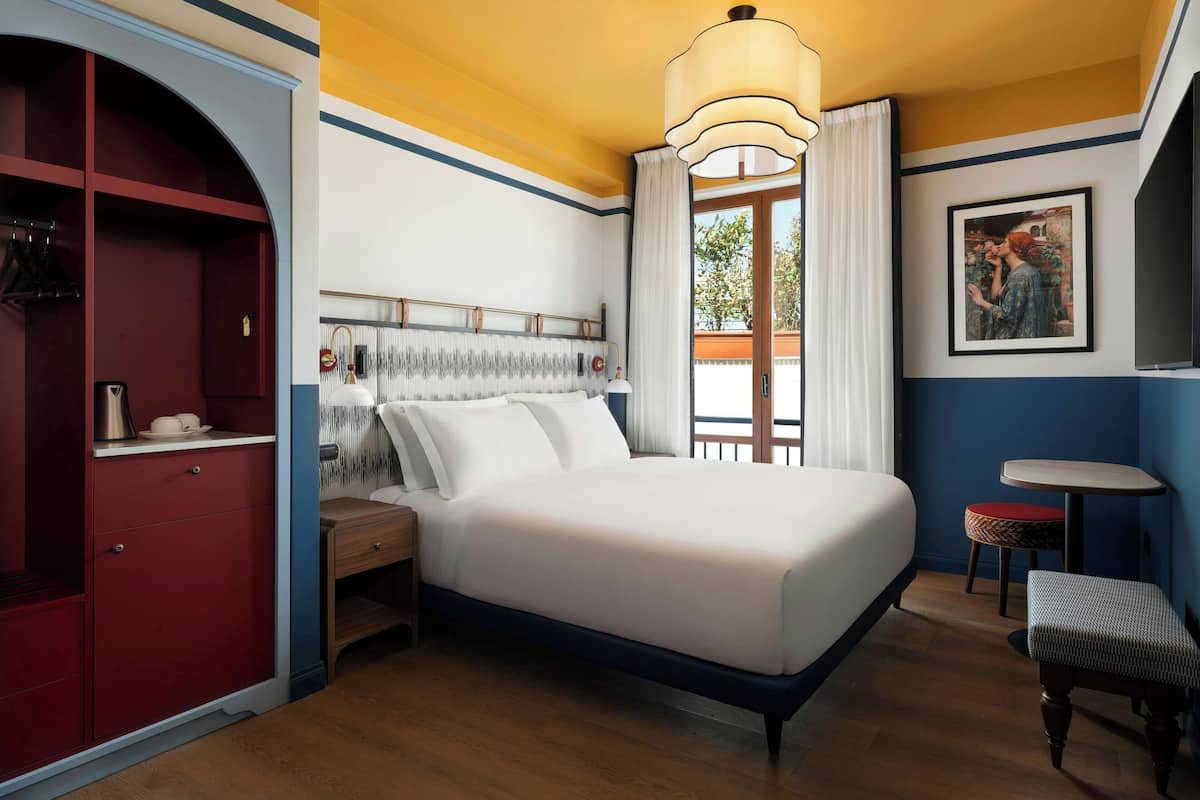 Classic Room, 1 King Bed, Courtyard View