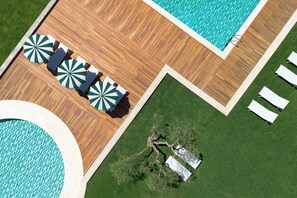 Seasonal outdoor pool, pool umbrellas, sun loungers - Villa Ermellina Siena, a Tribute Portfolio Hotel (Siena)