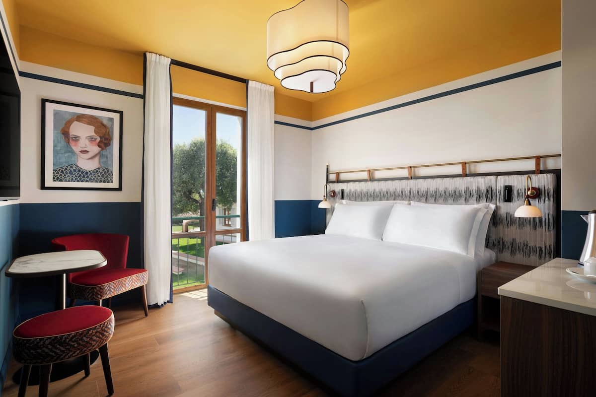 华丽客房, 1 张特大床, 花园景观 | 高档床上用品、迷你吧、客房内保险箱、办公桌