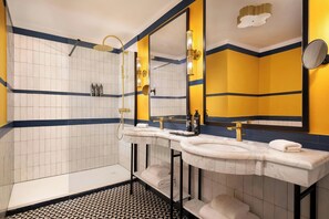 Dusche, kostenlose Toilettenartikel, Haartrockner, Bidet