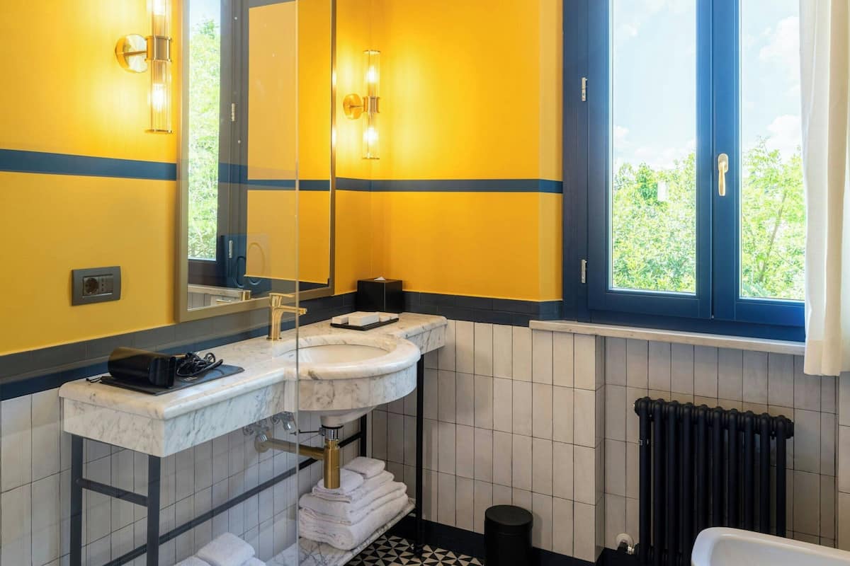 shower, free toiletries, hair dryer, bidet