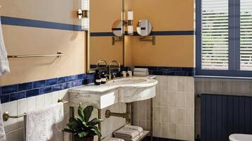 Shower, free toiletries, hair dryer, bidet