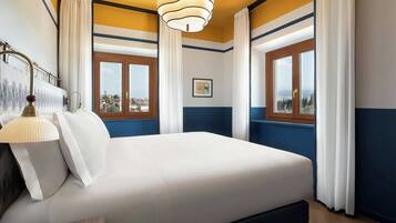 Roupas de cama premium, frigobar, cofres nos quartos, escrivaninha