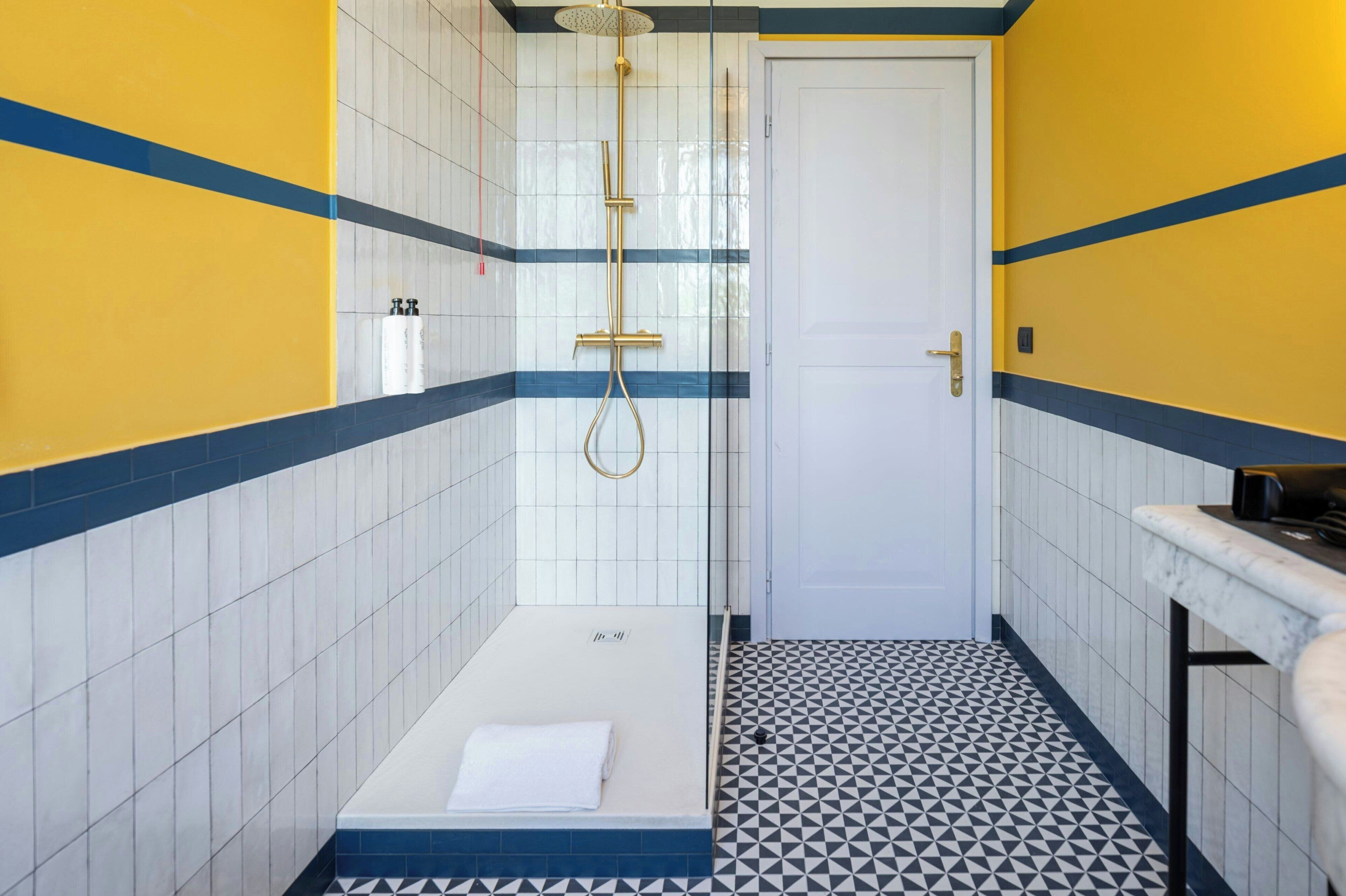 shower, free toiletries, hair dryer, bidet