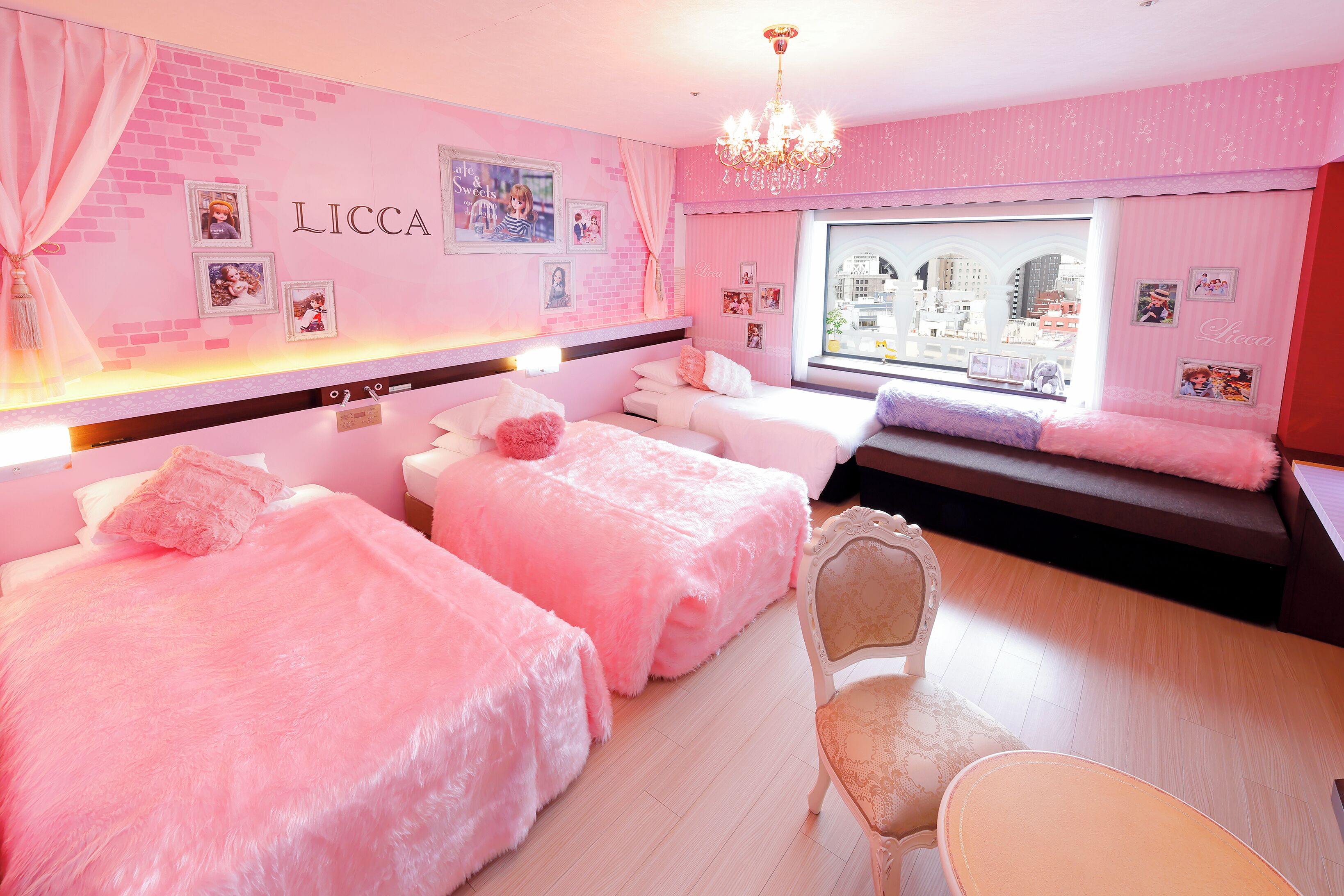 Collaboration room with treasure hunt and souvenir (3 adults,1 bed for age 7+), Non Smoking | Down duvets, Select Comfort beds, in-room safe, laptop workspace