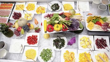 Daily buffet breakfast (JPY 3200 per person)