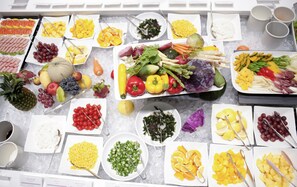 Daily buffet breakfast (JPY 3200 per person)