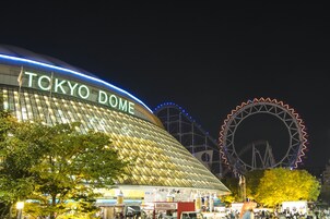 Das Tokyo Dome mit einem großen Riesenrad im Hintergrund.