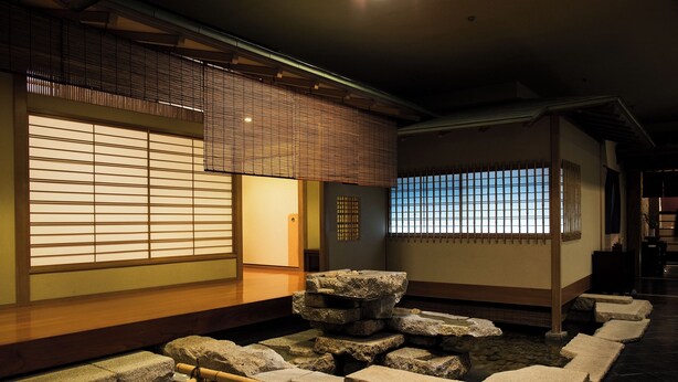 A traditional Japanese interior with tatami flooring, sliding doors, and a stone water feature. - Hotel Metropolitan Edmont Tokyo (Tokyo)