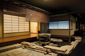 5 restaurants, servant le déjeuner et le dîner; cuisine japonaise