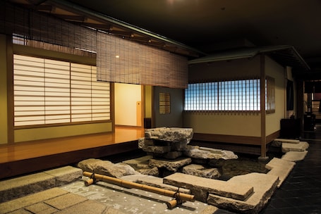 5 restaurantes; se sirve desayuno, almuerzo y cena; cocina japonesa