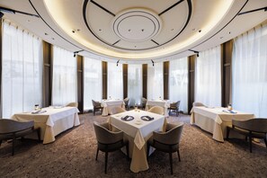 6 restaurants, servant le déjeuner et le dîner; cuisine japonaise