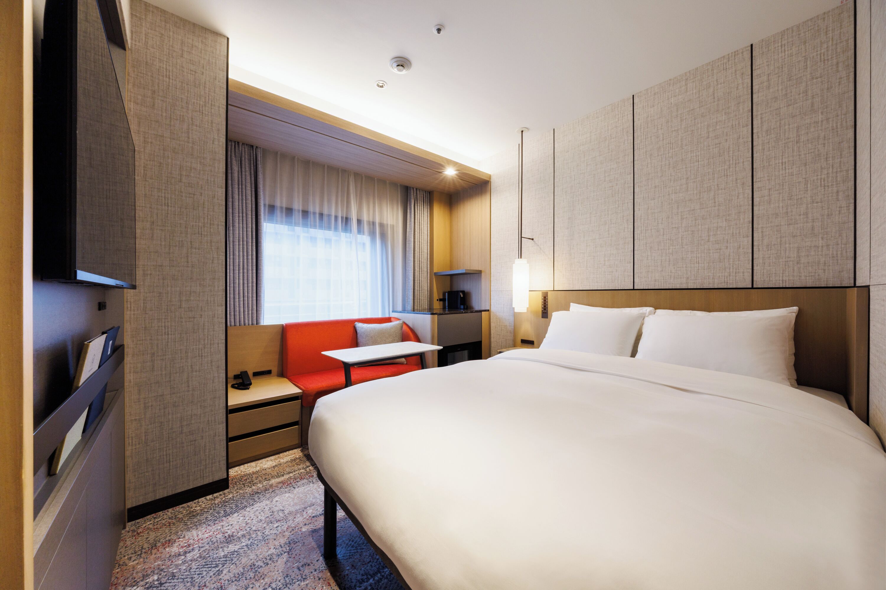 Edmont Standard Room, Non Smoking | Down duvets, Select Comfort beds, in-room safe, laptop workspace