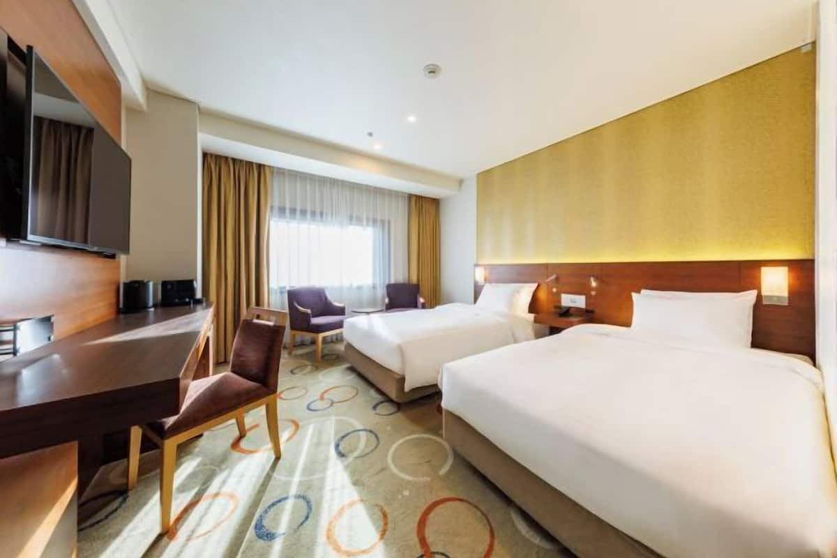 Premium bedding, down comforters, in-room safe, laptop workspace