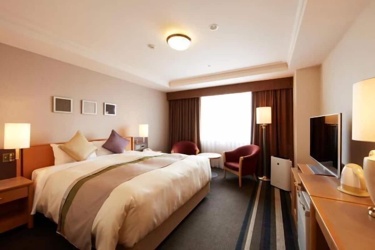 1 bedroom, premium bedding, blackout curtains, iron/ironing board