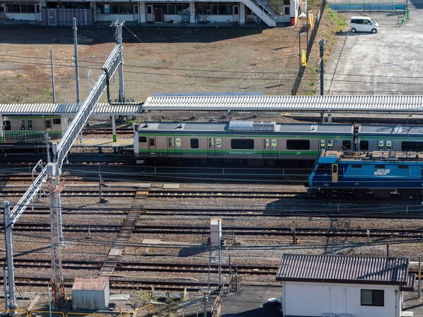 A train station with multiple tracks and a train platform. - Keio Plaza Hotel Hachioji (Hachioji)