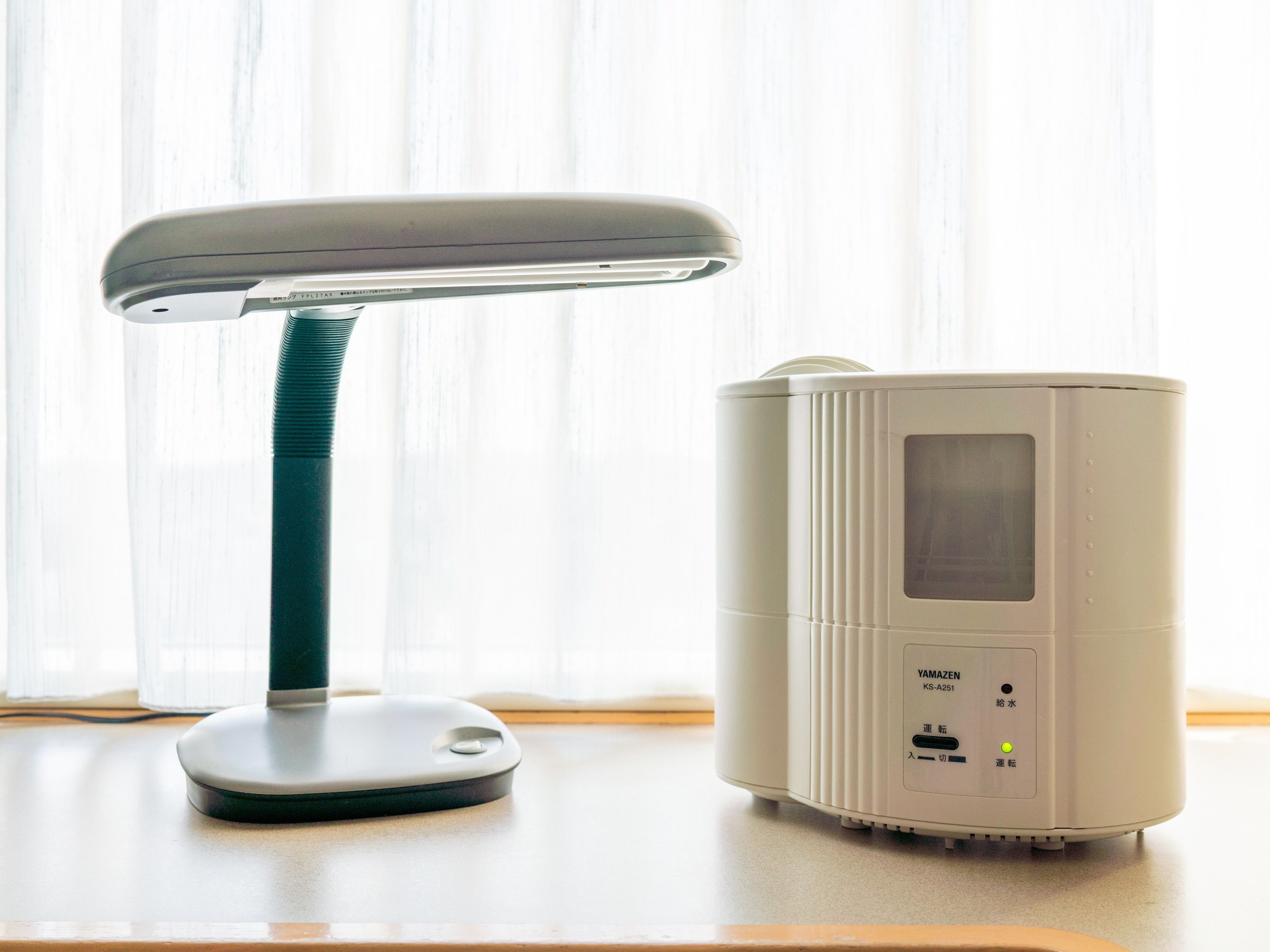 Un calentador compacto y moderno con un panel de control y un soporte flexible y ajustable.