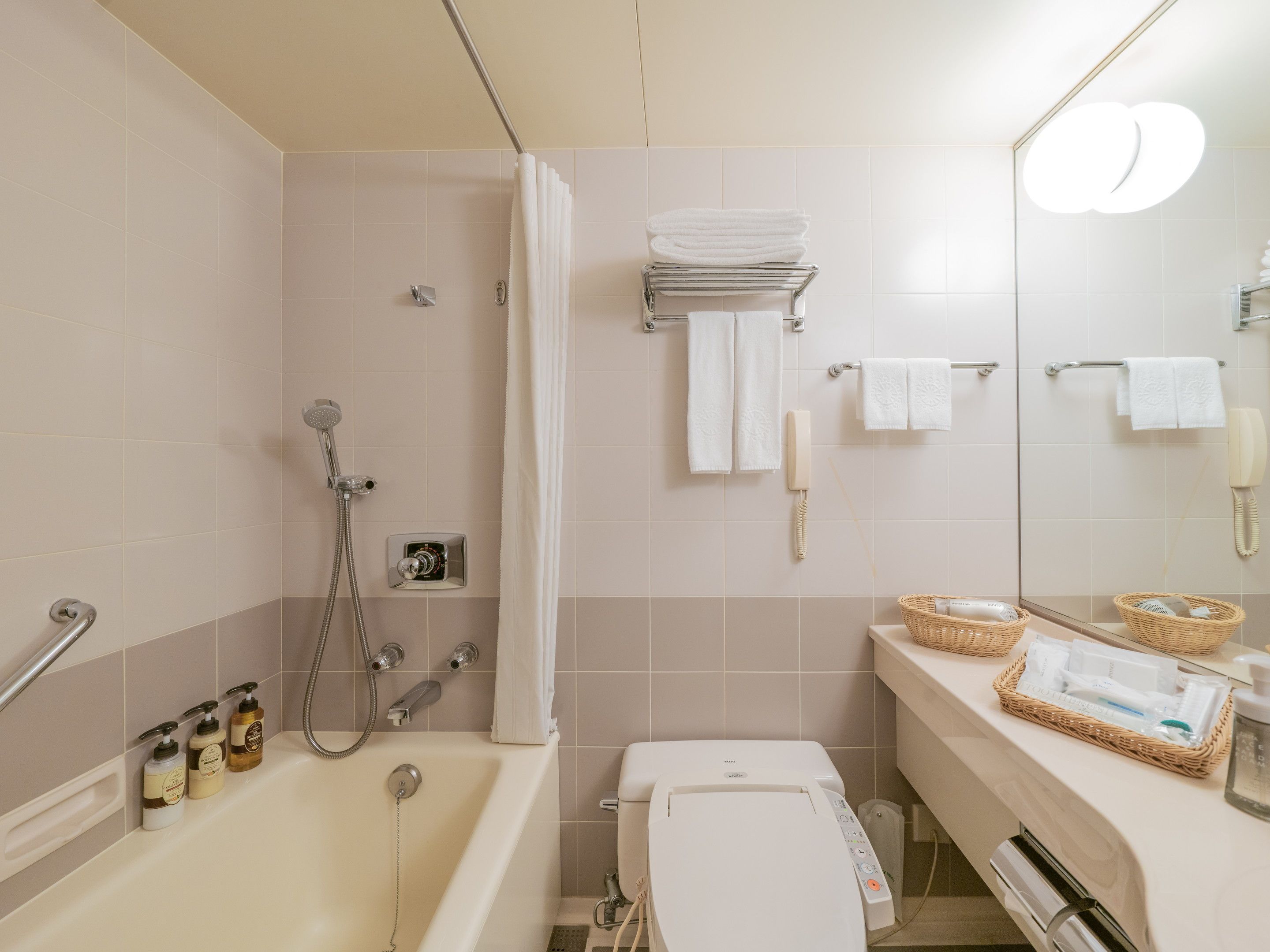 combined shower/bathtub, hair dryer, slippers, bidet