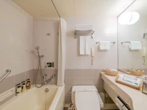 Duschwanne, Haartrockner, Hausschuhe, Bidet