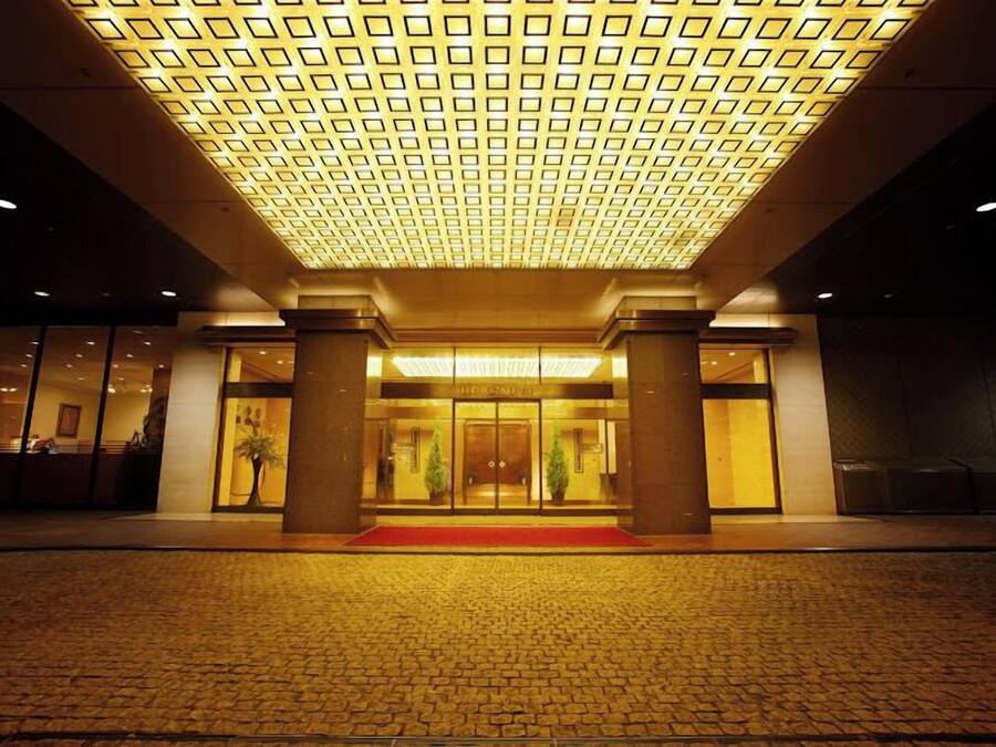 Combined shower/bathtub, hair dryer, slippers, bidet