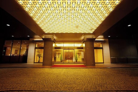 Combined shower/tub, hair dryer, slippers, bidet. Keio Plaza Hotel Hachioji