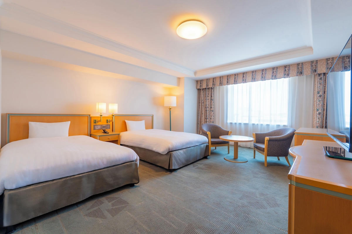 Deluxe Twin kamer, niet-roken | 1 slaapkamer, een bureau, een laptopwerkplek, verduisterende gordijnen