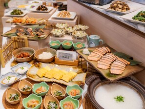 Tägliches Frühstücksbuffet gegen Gebühr