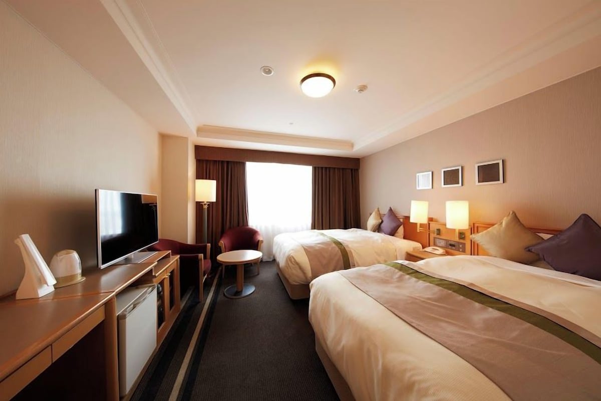 Exclusieve Twin kamer, niet-roken (2 Single beds) | 1 slaapkamer, een bureau, een laptopwerkplek, verduisterende gordijnen