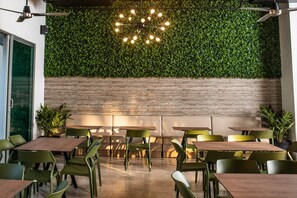 4 restaurants; breakfast, lunch, and dinner served