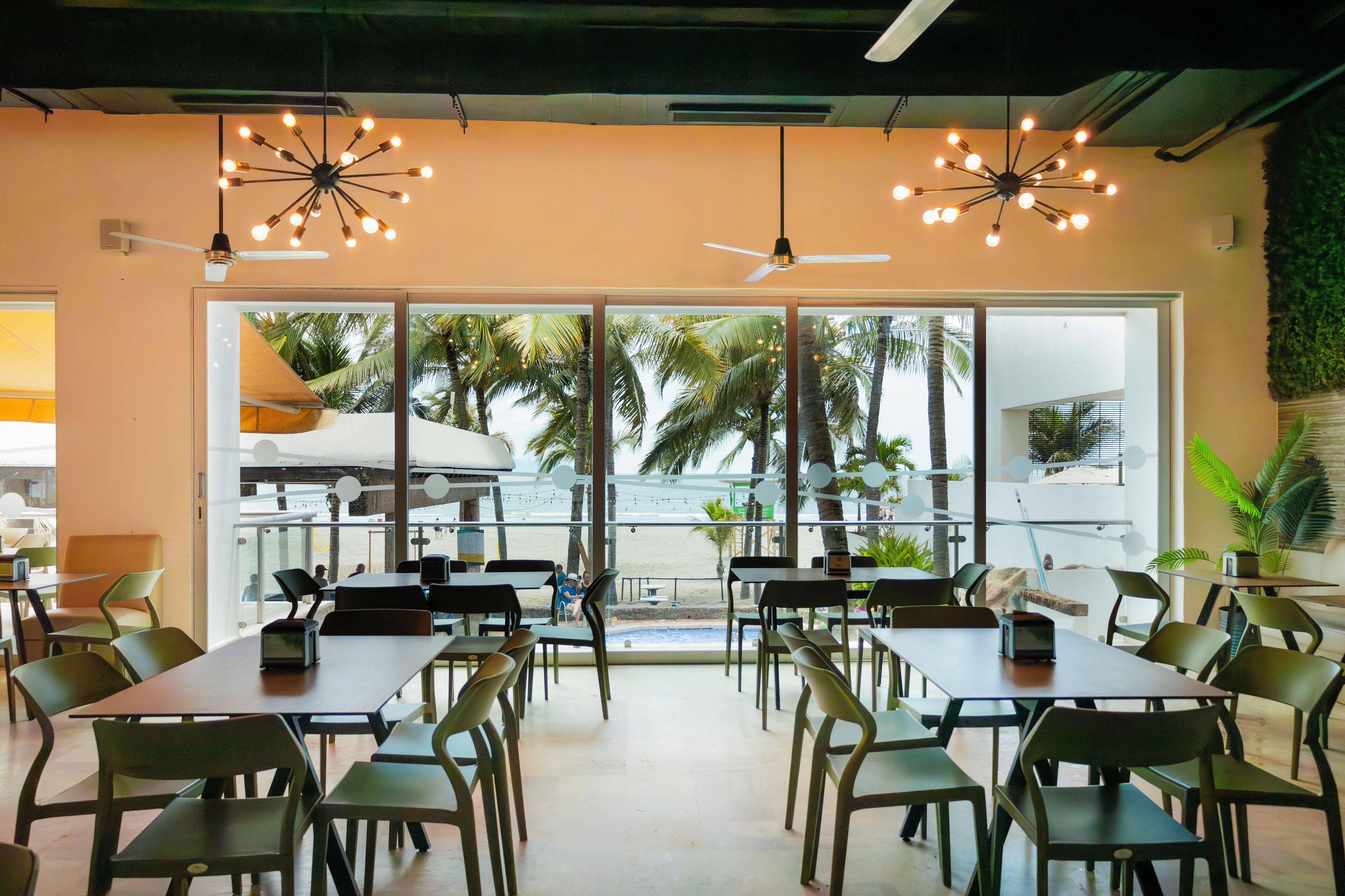 4 间餐厅，供应早餐、午餐和晚餐，意大利菜