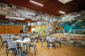 4 间餐厅，供应早餐、午餐和晚餐，意大利菜