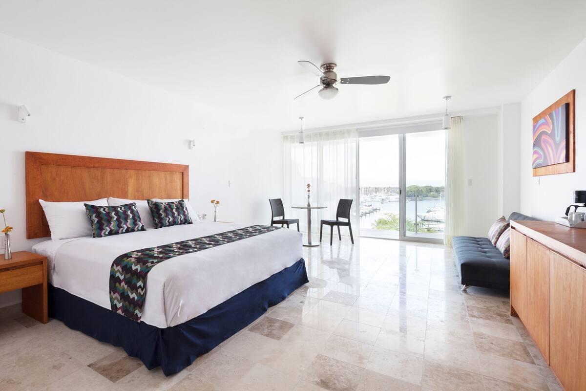 In-room safe, laptop workspace, blackout drapes, iron/ironing board