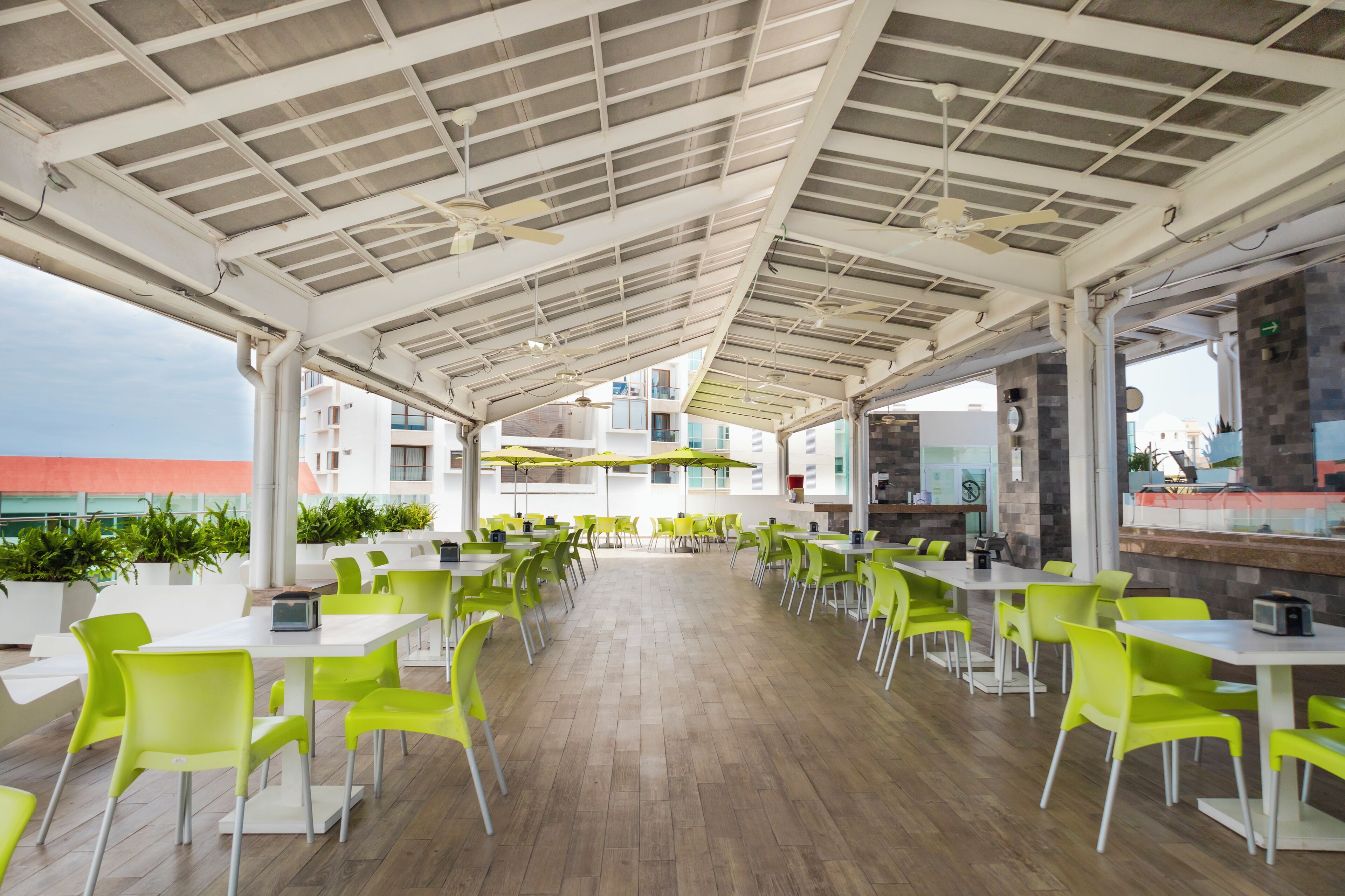 4 restaurants, serveren ontbijt, lunch, diner, Italiaanse gerechten