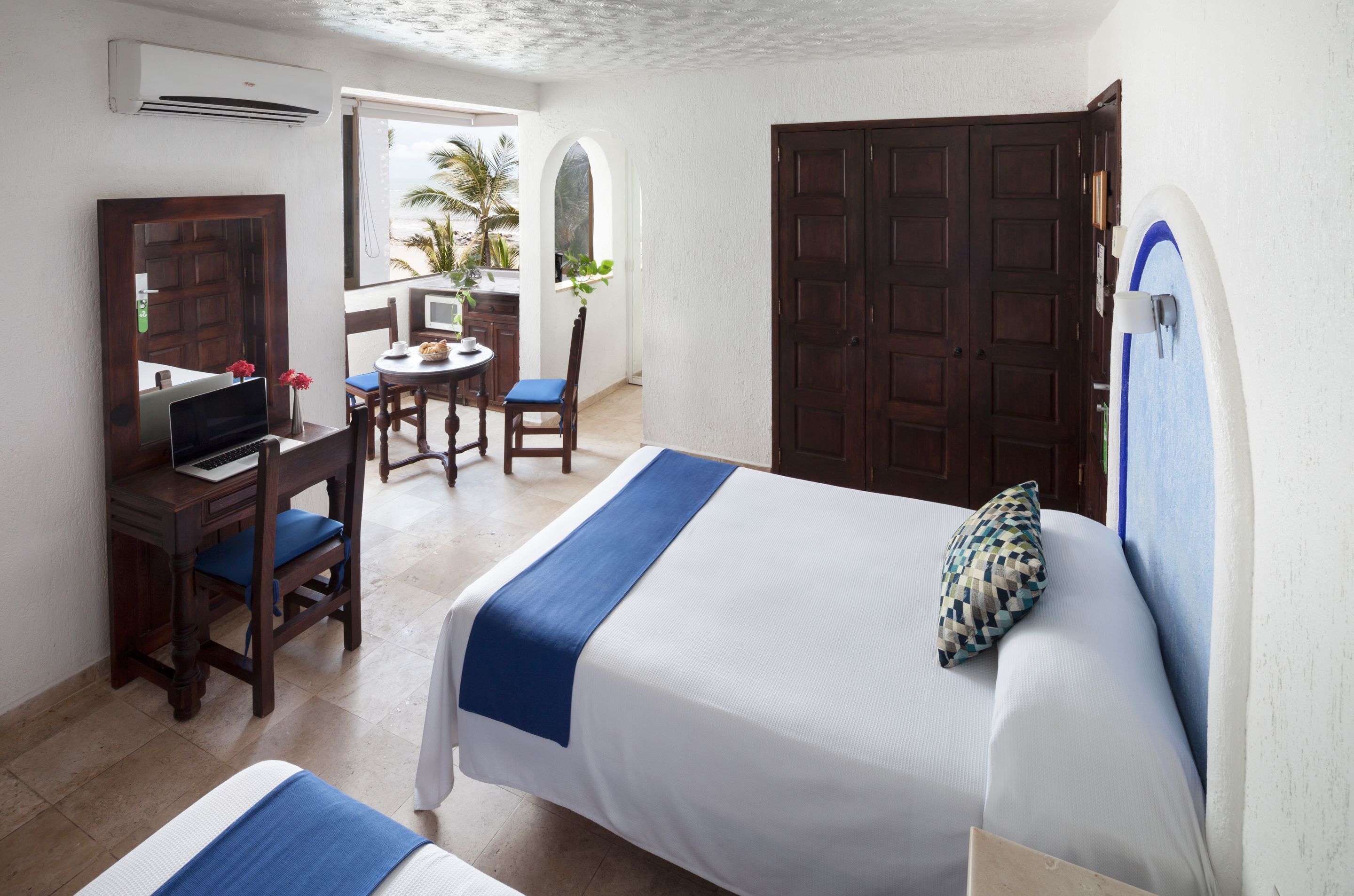 In-room safe, laptop workspace, blackout drapes, iron/ironing board