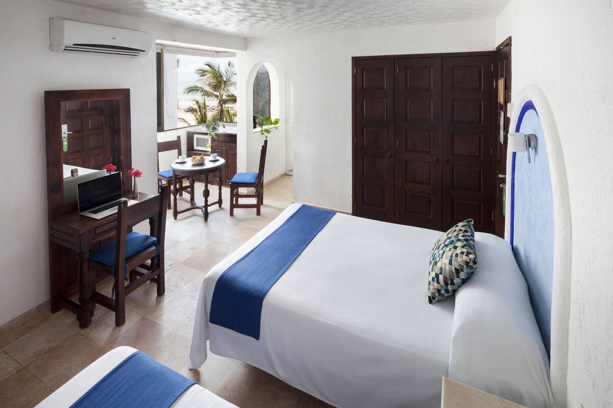 In-room safe, laptop workspace, blackout drapes, iron/ironing board