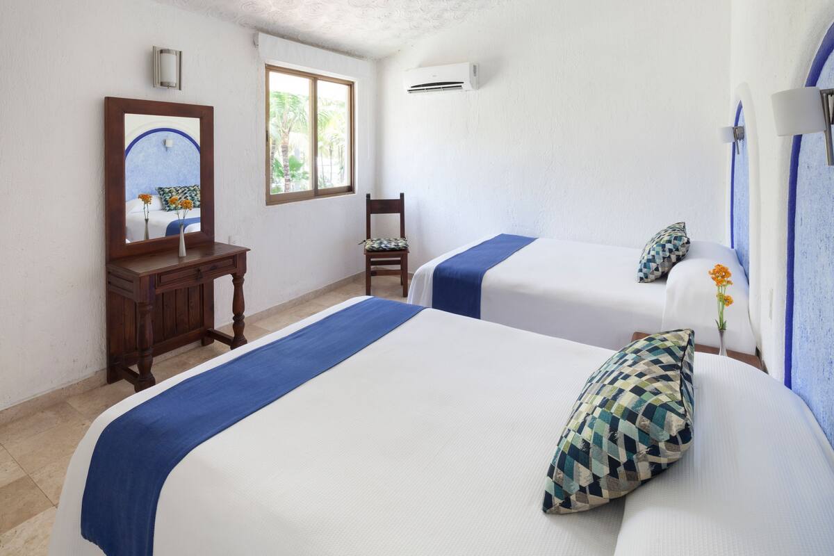 In-room safe, laptop workspace, blackout drapes, iron/ironing board