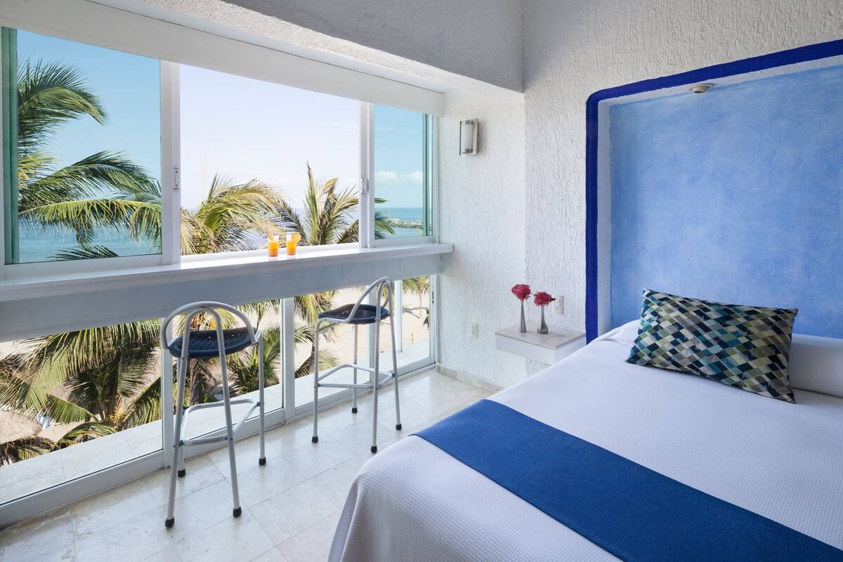 In-room safe, laptop workspace, blackout drapes, iron/ironing board