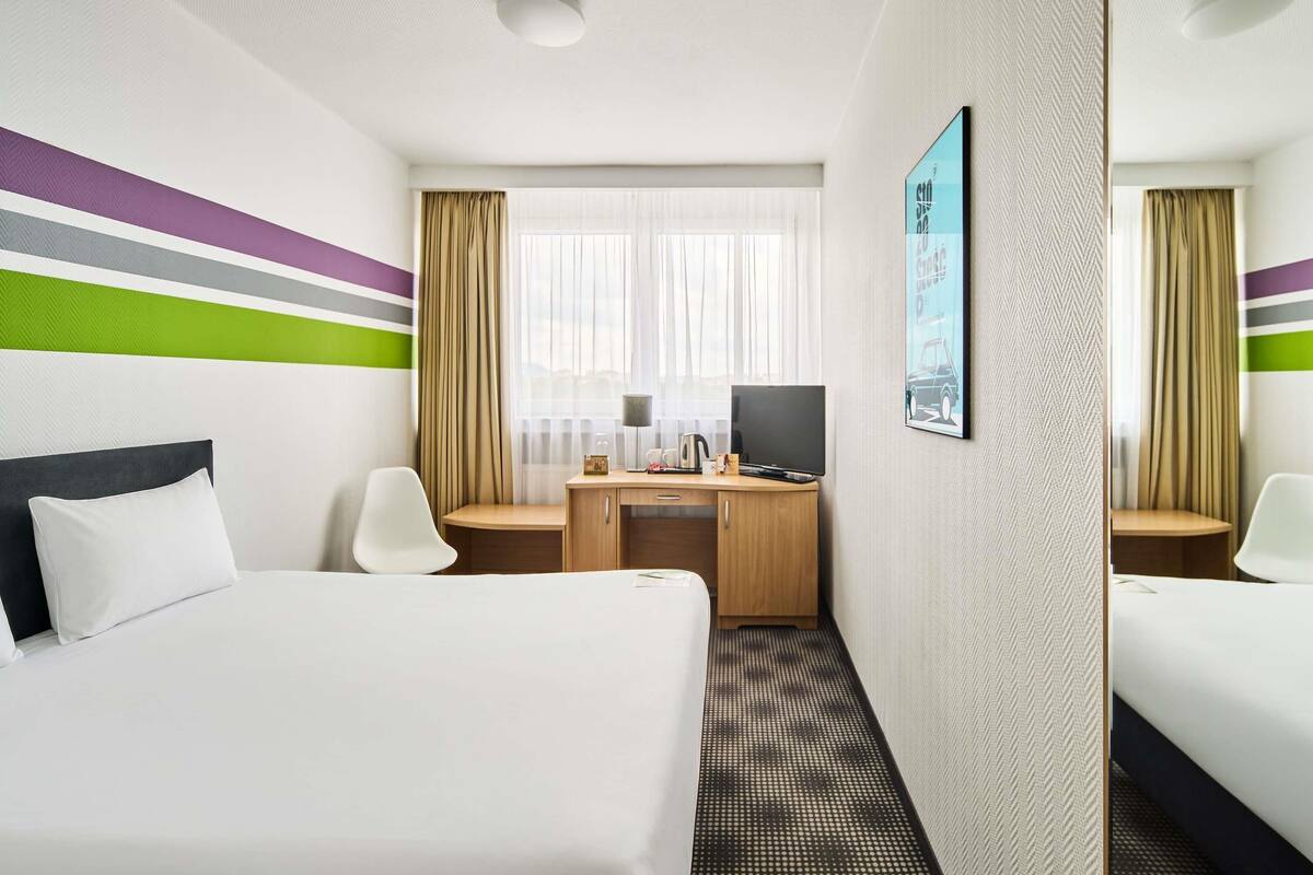1 bedroom, hypo-allergenic bedding available, in-room safe, desk