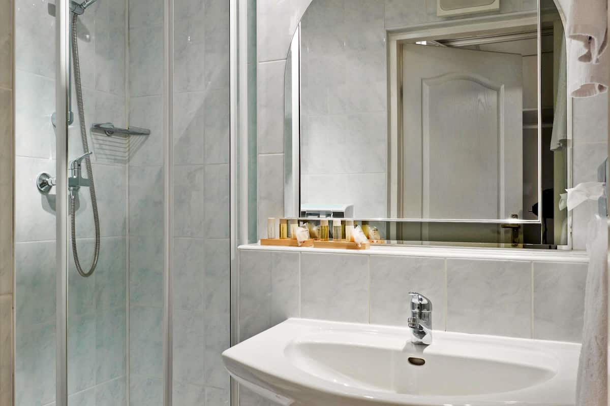 1 phòng ngủ, bộ đồ giường kháng dị ứng, két bảo mật tại phòng, bàn