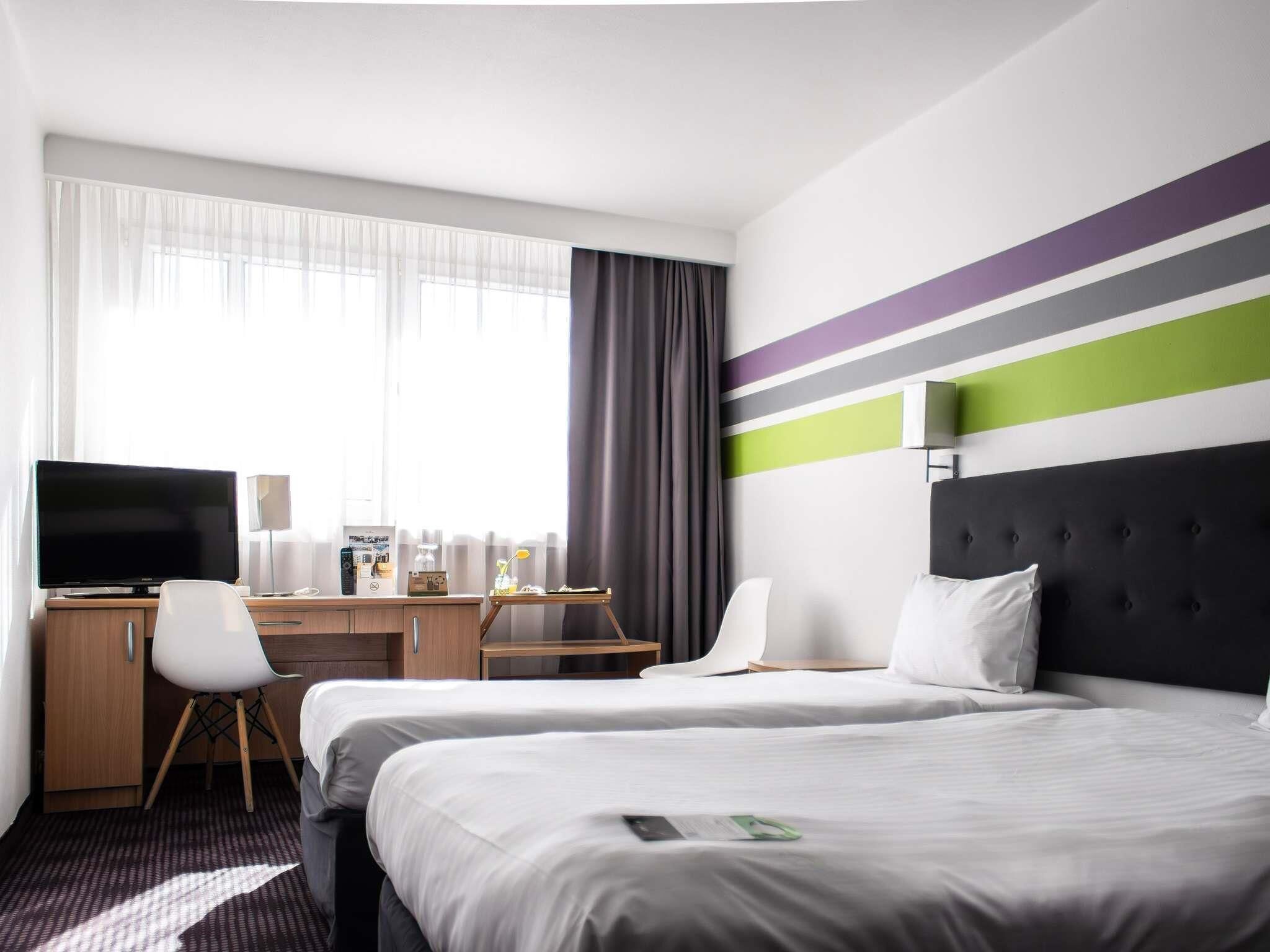 Quarto superior, 2 camas de solteiro | 1 quarto, roupas de cama antialérgicas, cofres nos quartos, escrivaninha