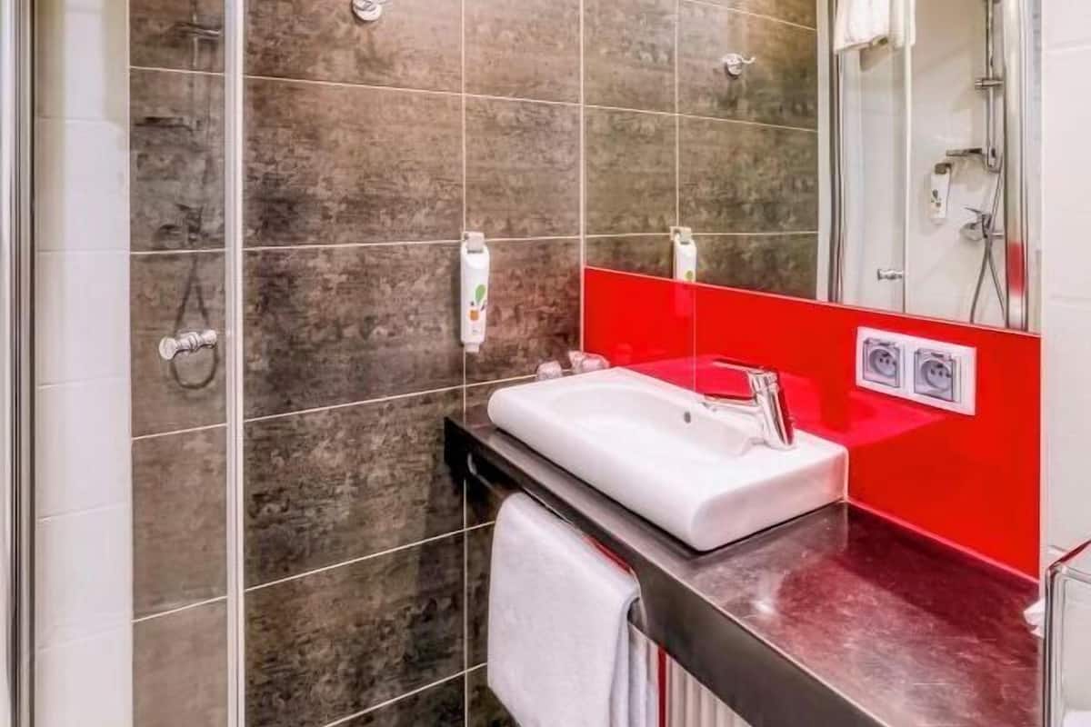 Bathroom | Eco-friendly toiletries, hair dryer, towels